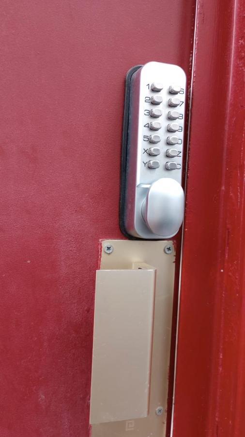Guesthouse Familial Pour 2,3,4 Personnes De 44M2- Accessible Handic -Rez De Chaussee-Vues Sur Rue Et Patio Prive - Sejour, Chambre Separee-Cuisine,Salle De Bain,Lit Double Et Canape-Lit 2Pers-Entree De La Rue Berzelius-5 Minutes Du Metro Brochant-Lig Παρίσι Εξωτερικό φωτογραφία